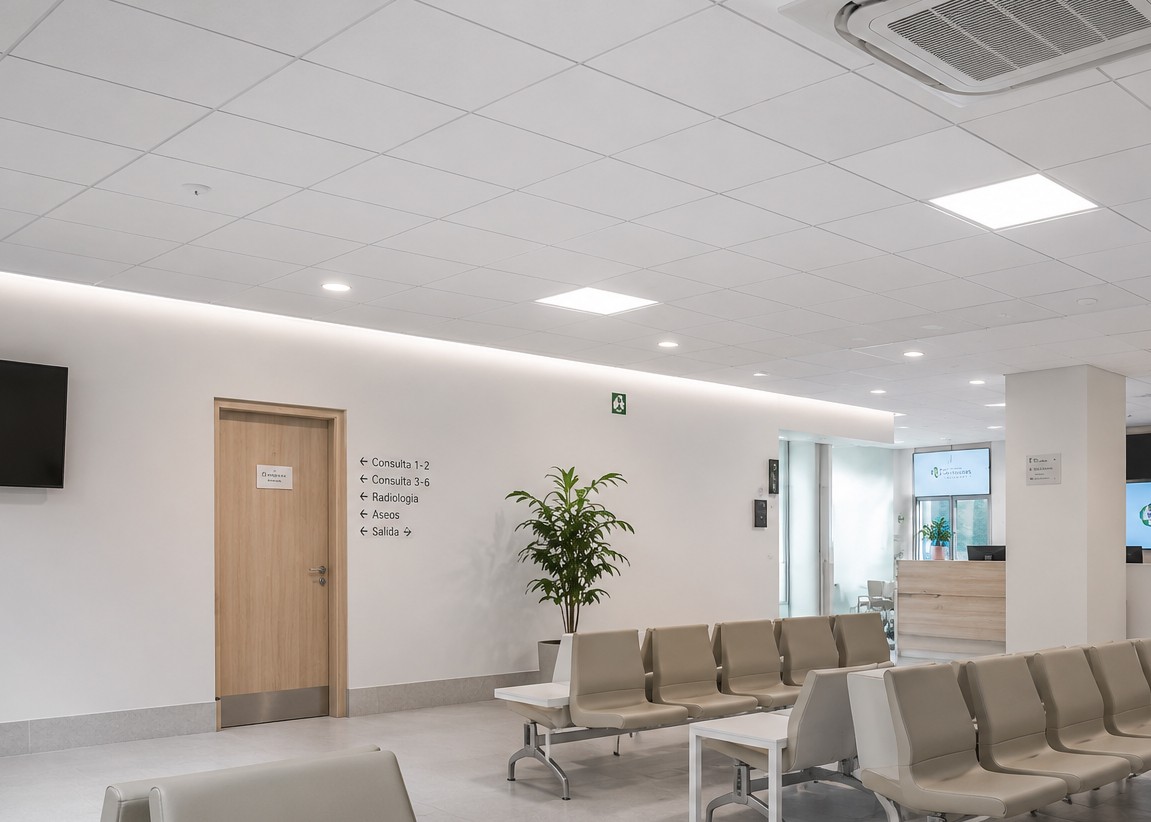 Sala de espera de cl&iacute;nica con falso techo ac&uacute;stico