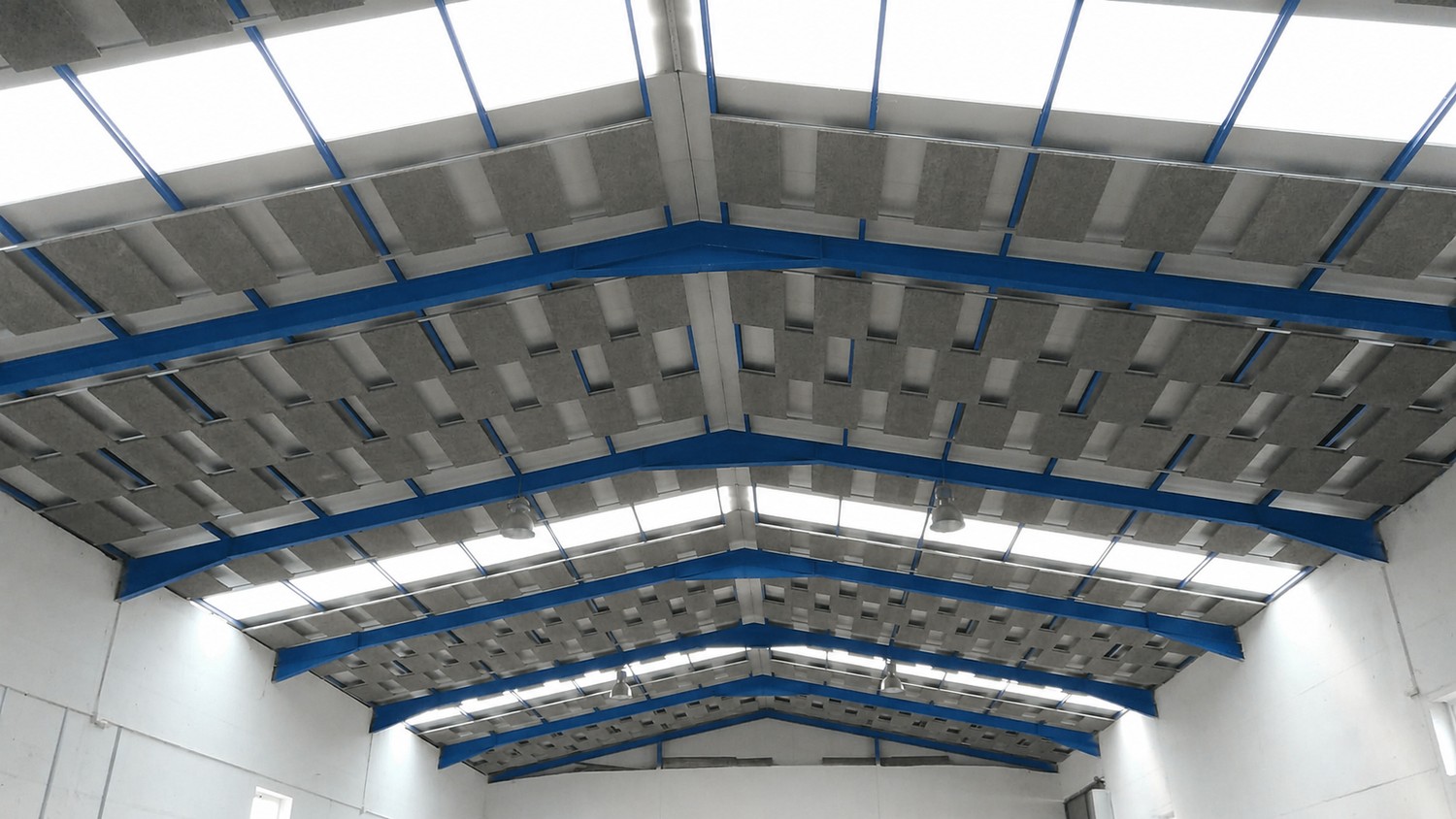 Cubierta de pabell&oacute;n con tratamiento absorbente sobre estructura met&aacute;lica