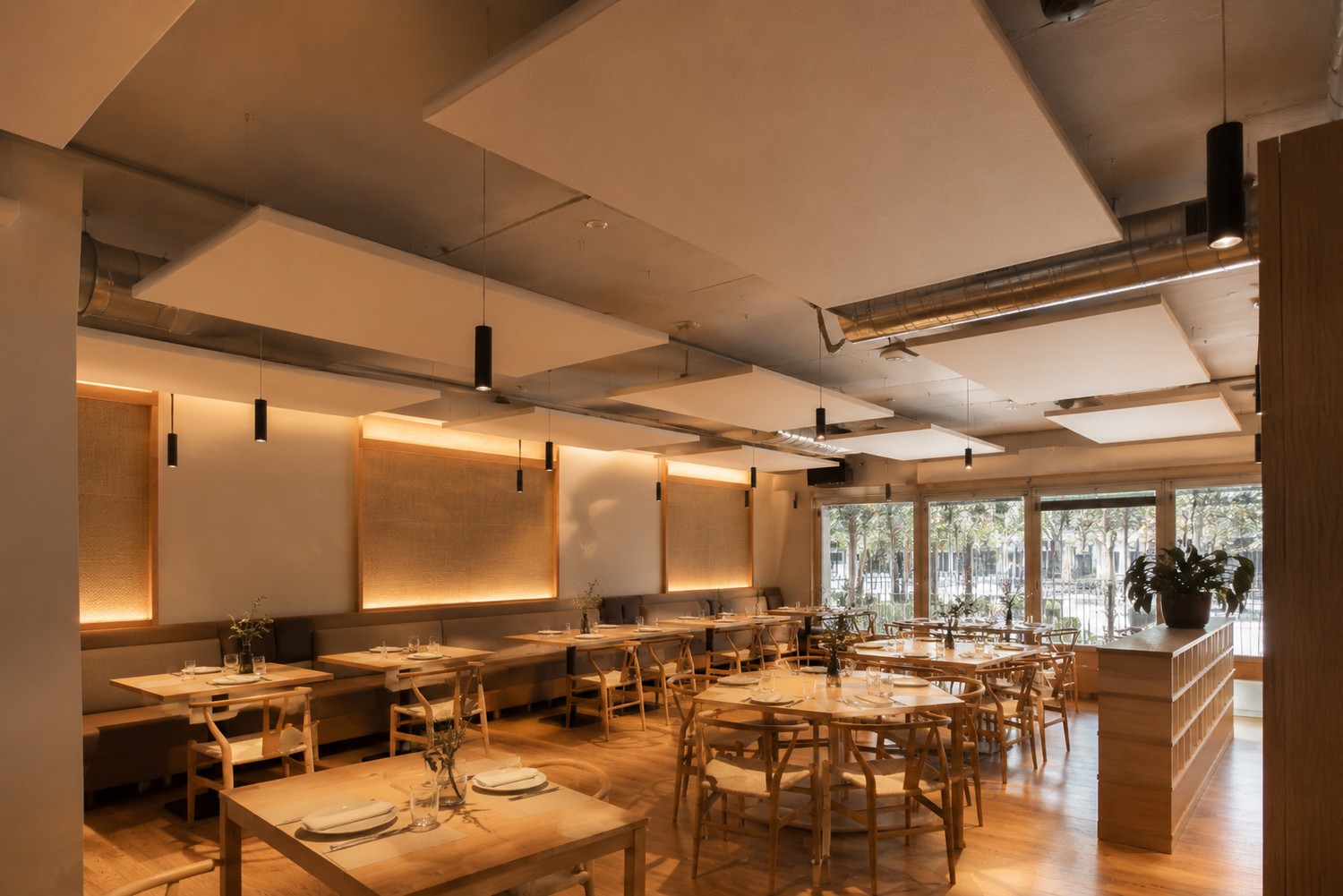 Restaurante con paneles ac&uacute;sticos suspendidos en el techo