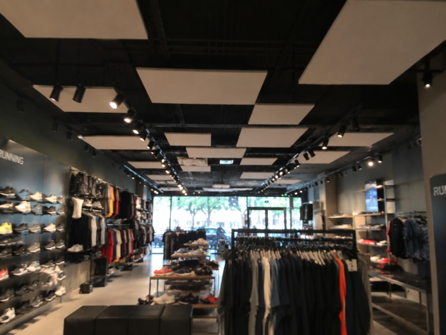 Tienda con paneles ac&uacute;sticos en el techo