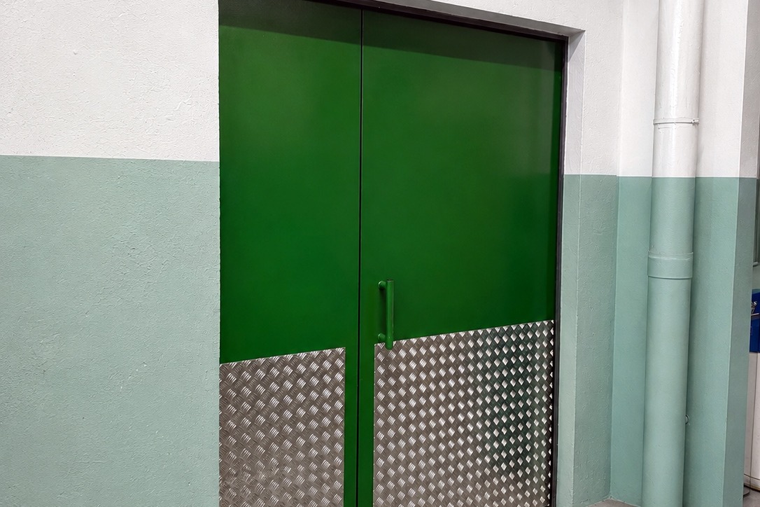 Puerta acústica industrial de doble hoja batiente — SILENOR